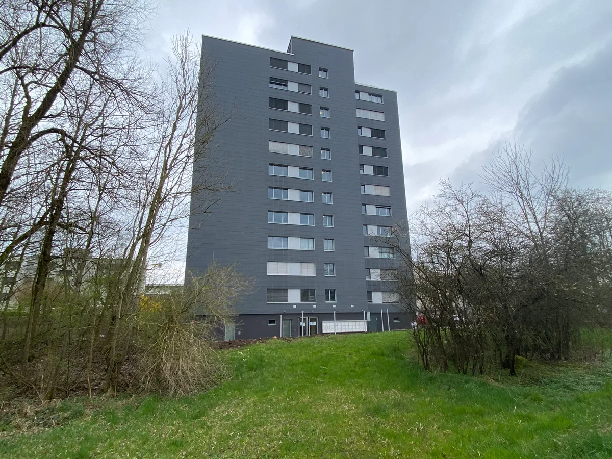 In diesem Wohnhaus in Robenhausen geschah die Bluttat. Ein elfstöckiges Hochhaus mit grauer Fassade.